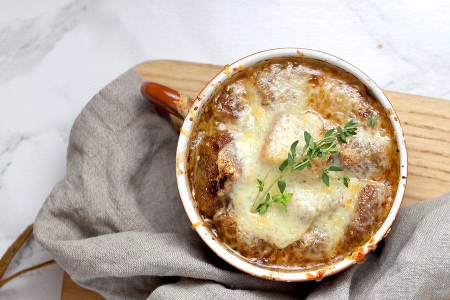 Soupe à l'oignon gratinée